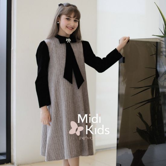 صورة فستان شتوي تريكو فاخر | ياقة وأكمام مخمل أسود وإكسسوار لامع - M3799